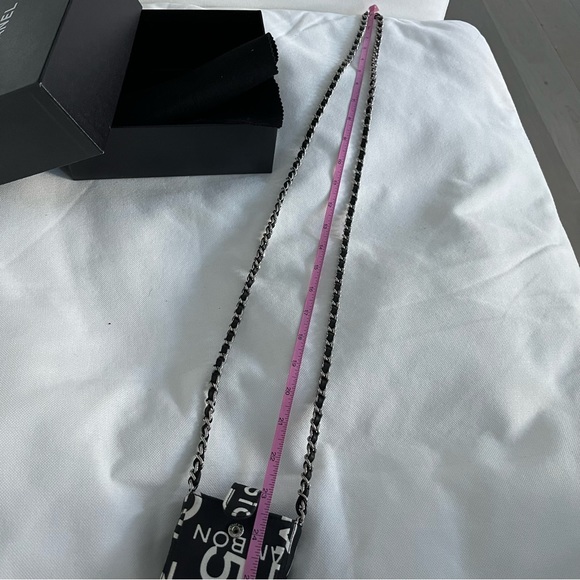 Authentic Chanel crossbody pouch with chain - Picture 8 of 15